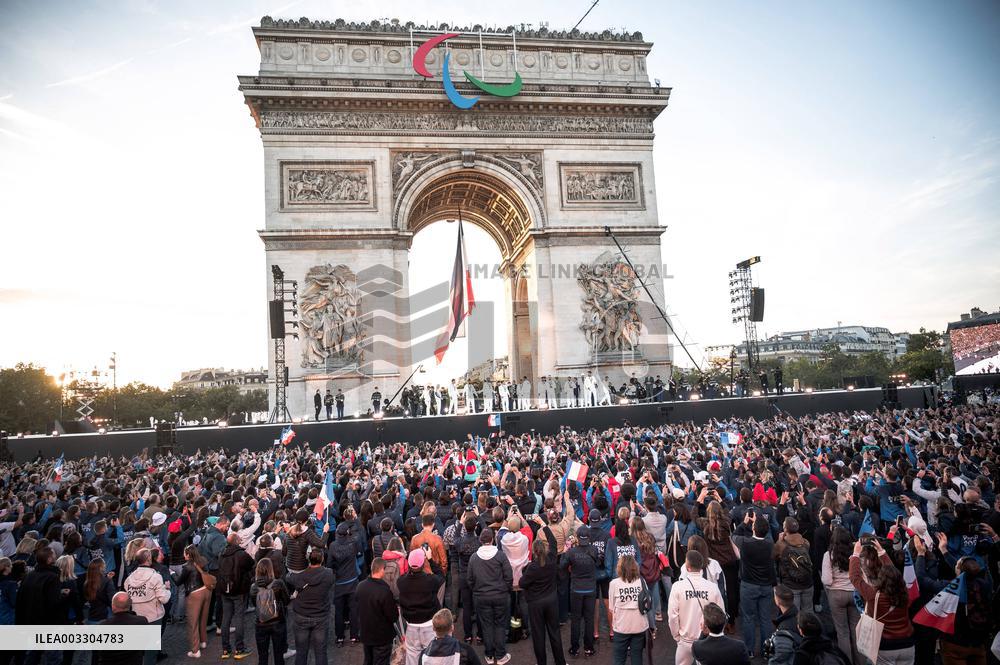 Parade Of French Athletes - Podium - Paris