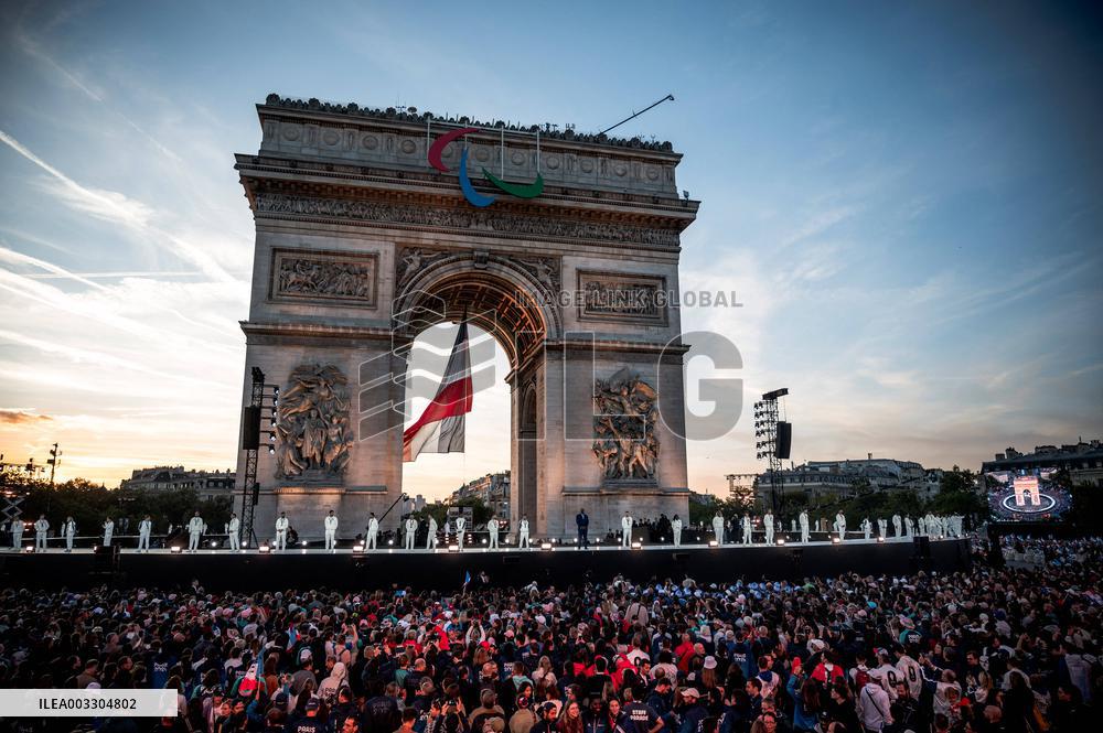 Parade Of French Athletes - Podium - Paris