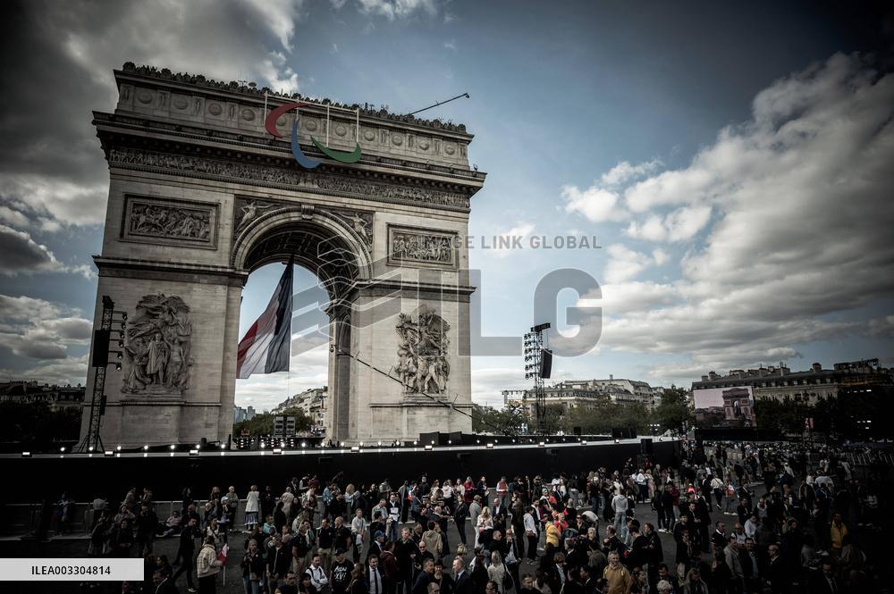 Parade Of French Athletes - Podium - Paris