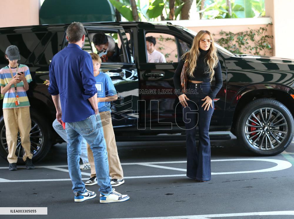 Jennifer Lopez And Ben Affleck Lunch With Their Kids - LA