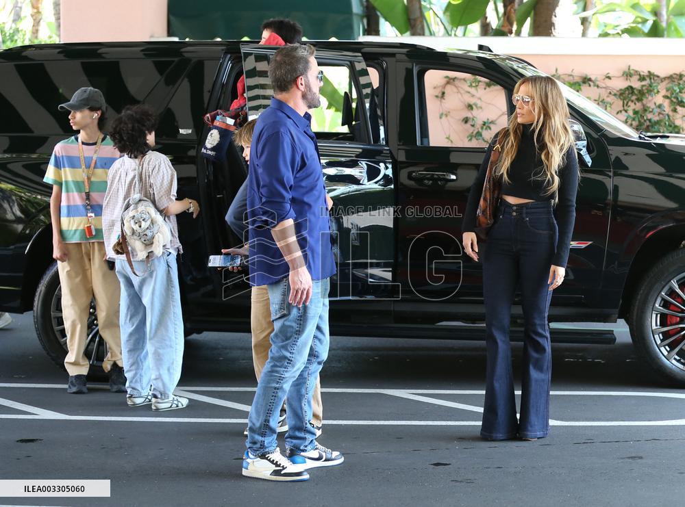 Jennifer Lopez And Ben Affleck Lunch With Their Kids - LA