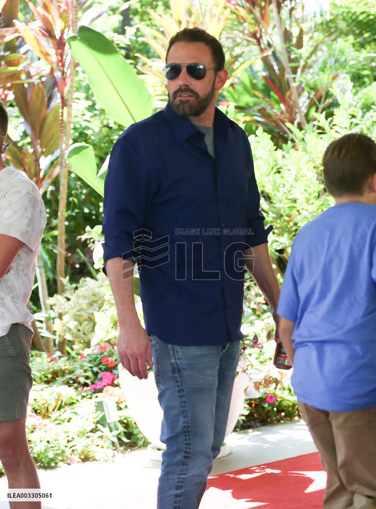 Jennifer Lopez And Ben Affleck Lunch With Their Kids - LA