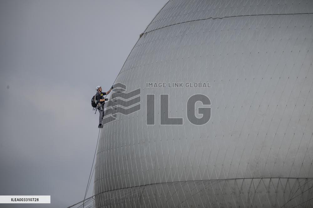 Dismantling The Olympic Cauldron - Paris