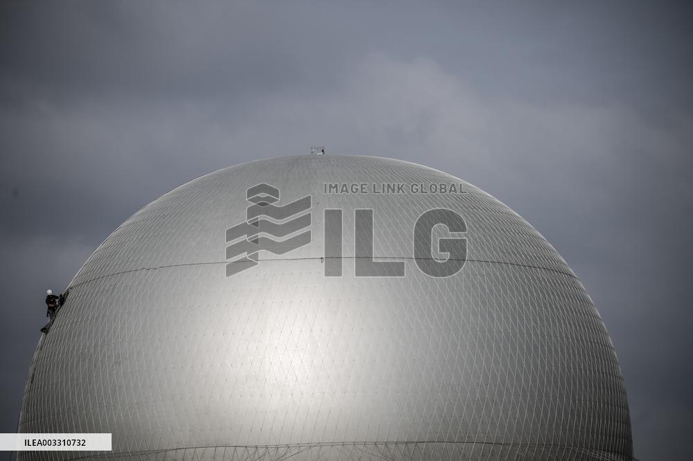 Dismantling The Olympic Cauldron - Paris