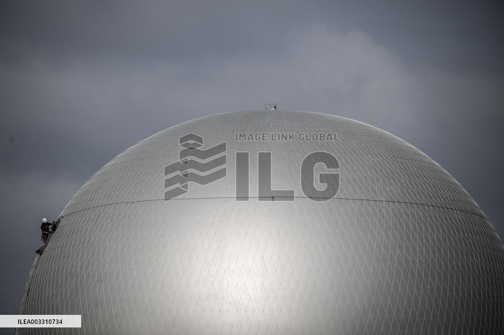 Dismantling The Olympic Cauldron - Paris