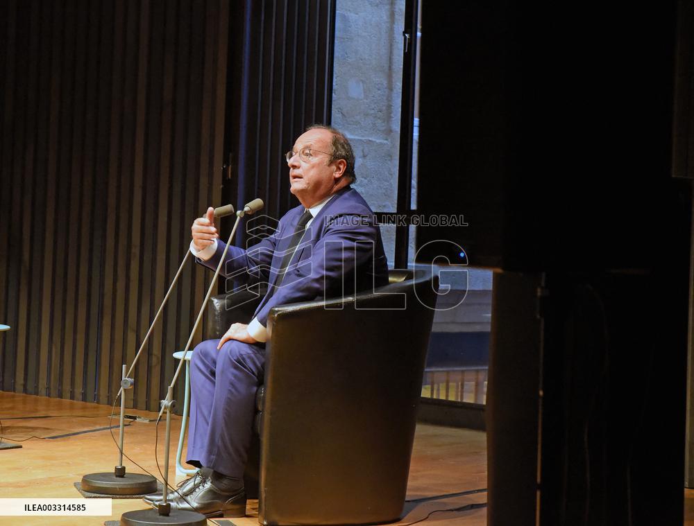 Francois Hollande Dedicates His Book - Bordeaux