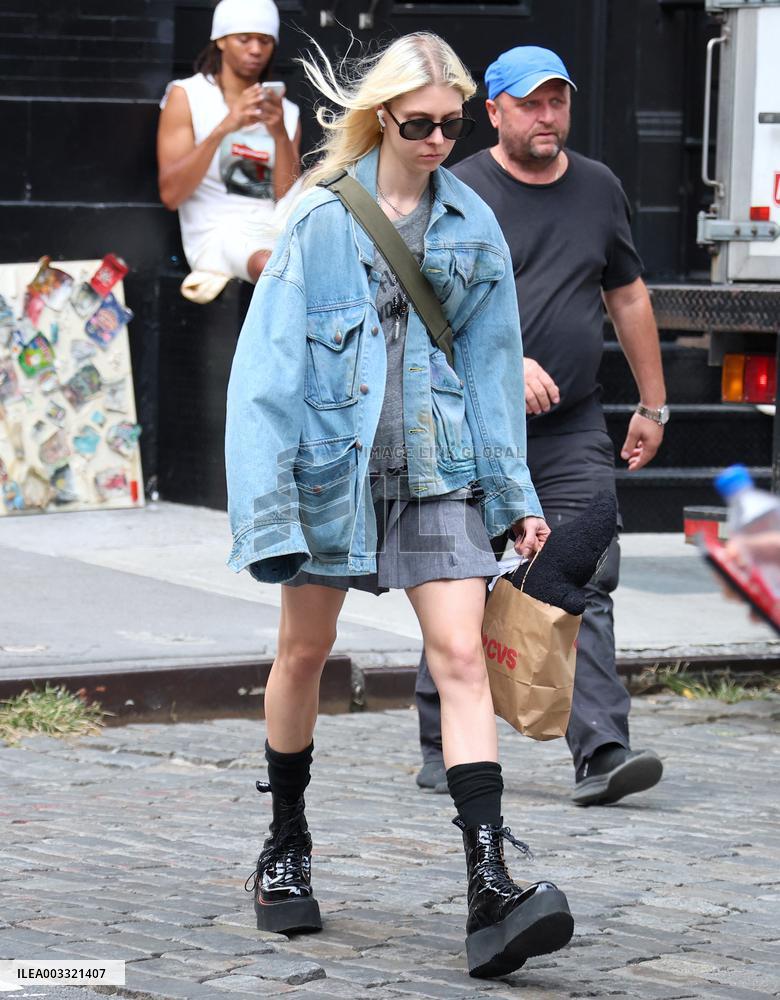 Taylor Momsen Steps Out - NYC
