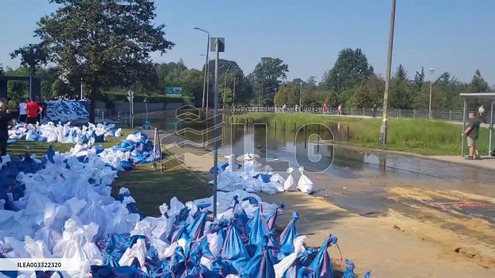 Poland: Residents Of Wrocław Stack Sandbags To Prepare For Flooding 2