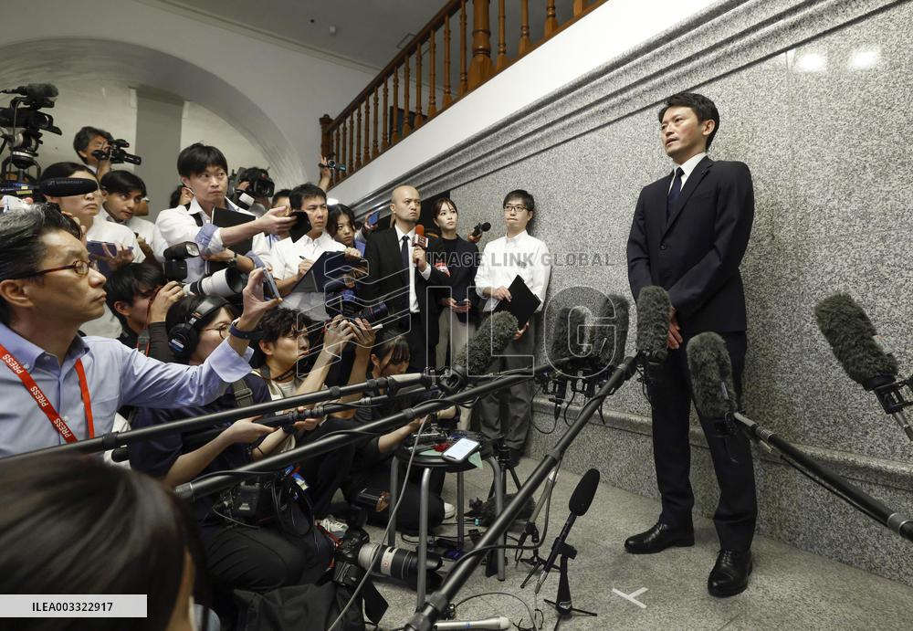 No-confidence motion against Hyogo governor adopted