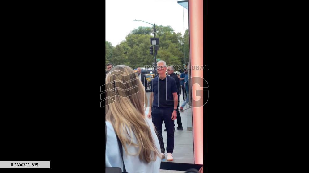 US: Tim Cook And Jimmy Fallon Spotted Outside Apple Fifth Avenue