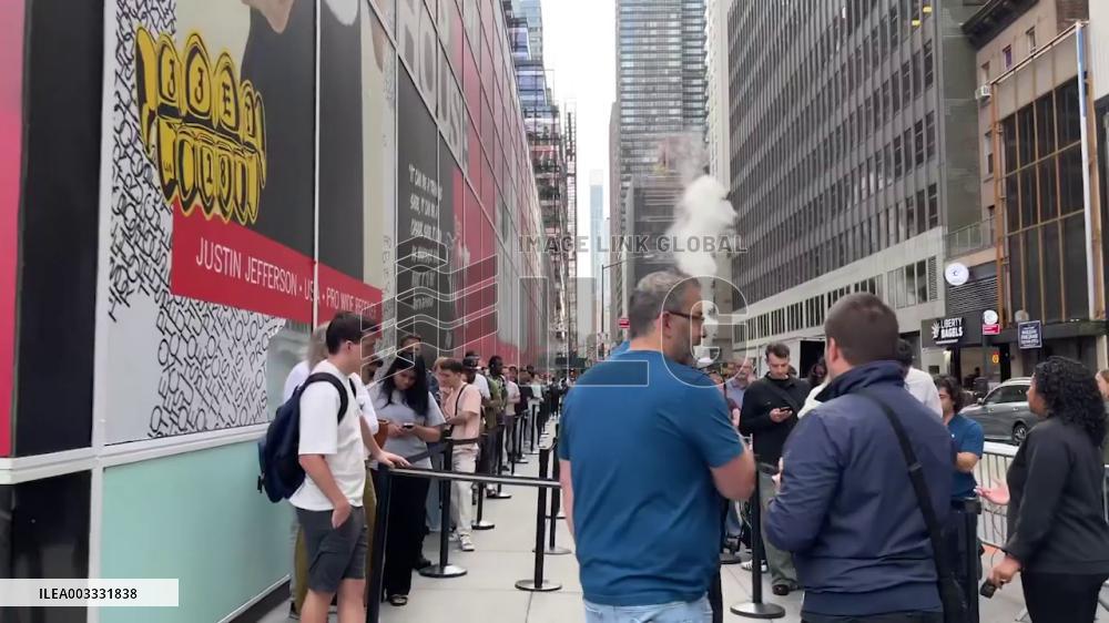 US: Customers Line Up For IPhone 16 Outside NYC Apple Store 2