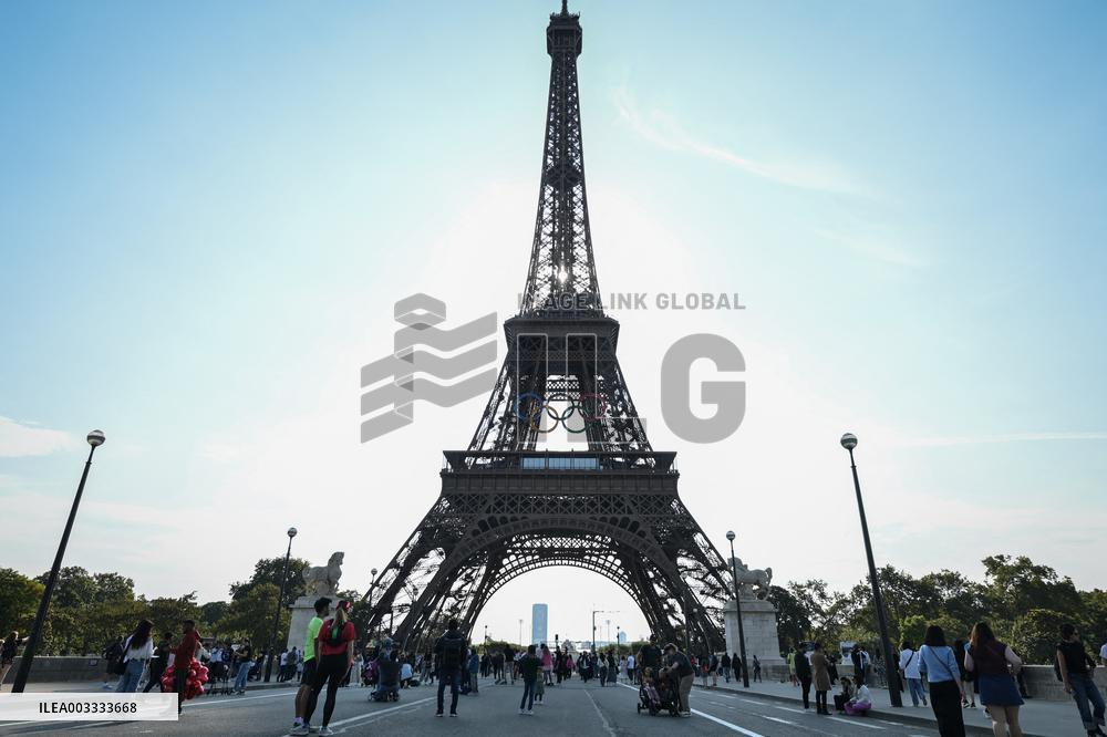 Closure of Iena bridge for cars in Paris FA