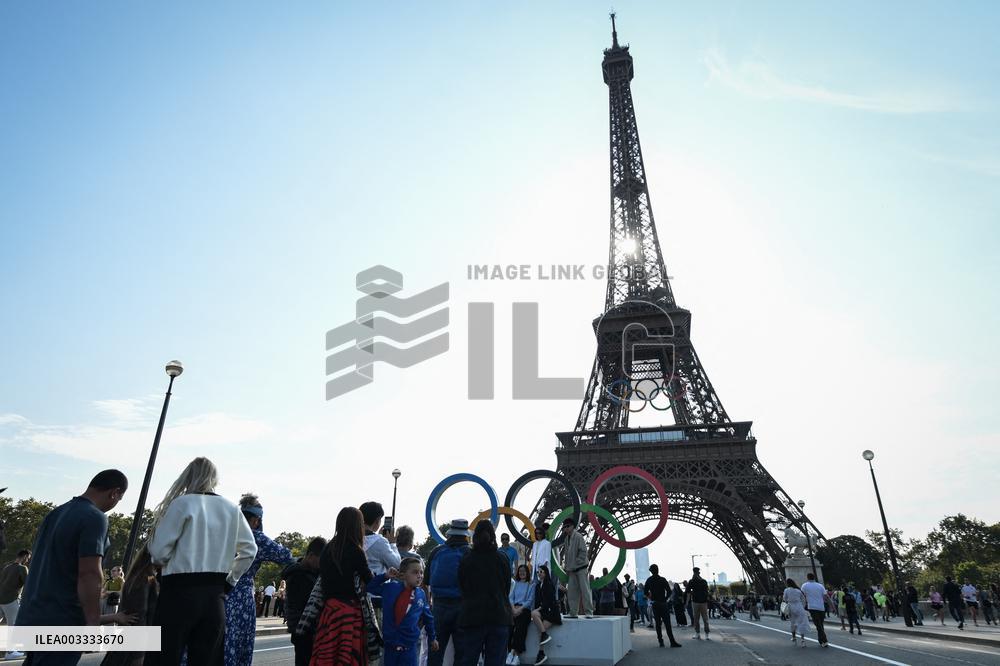 Closure of Iena bridge for cars in Paris FA