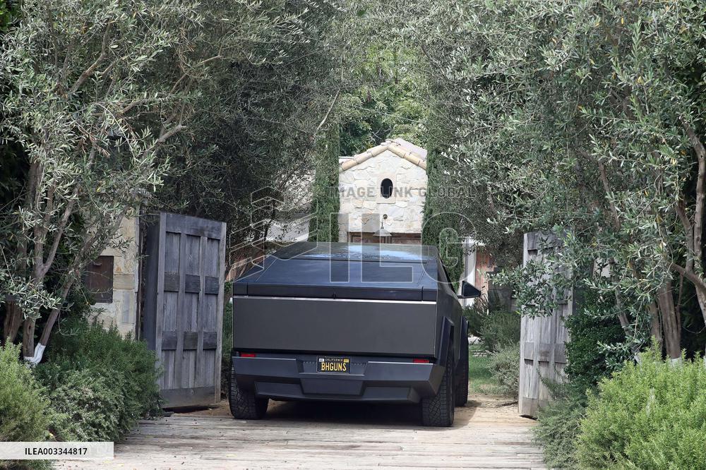 Ben Affleck Pulls Over To Catch Up With His Child Fin - LA