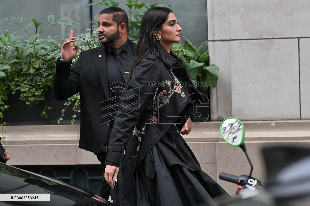 PFW Celebrities Out Of Hotels