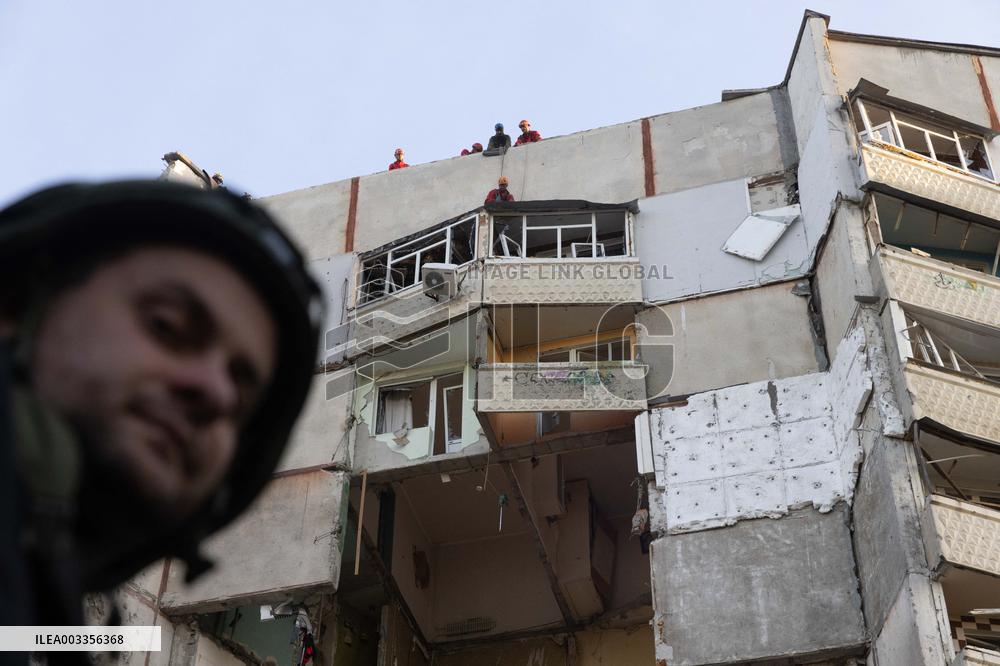 3 Killed As Russians Strike Apartment Block - Kharkiv