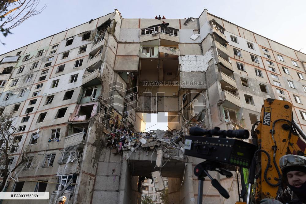 3 Killed As Russians Strike Apartment Block - Kharkiv