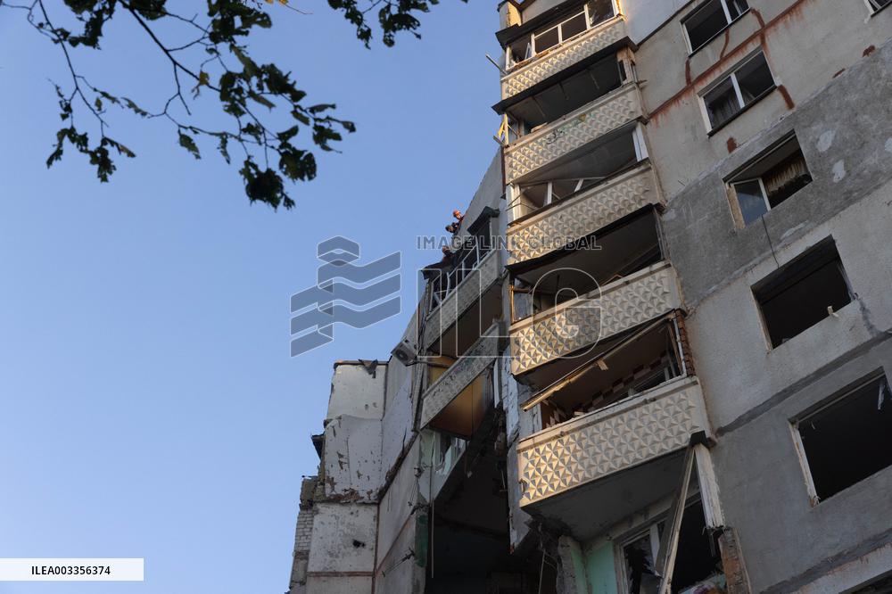 3 Killed As Russians Strike Apartment Block - Kharkiv