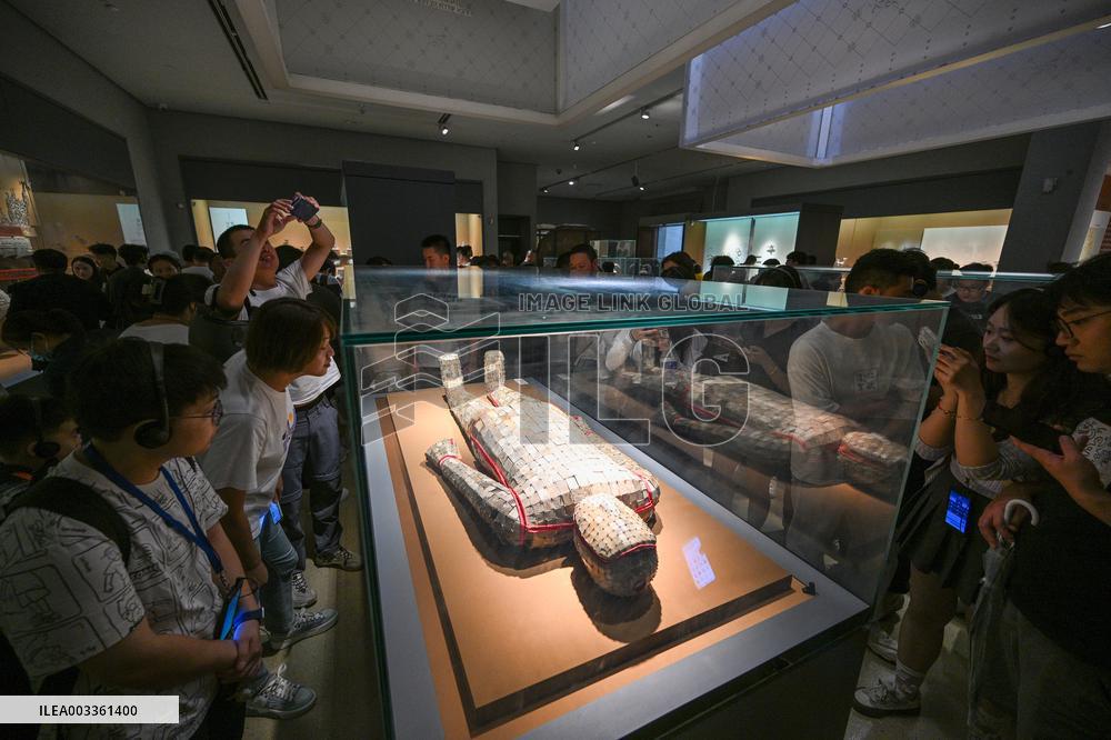 Visitors Visit The Nanjing Museum in Nanjing