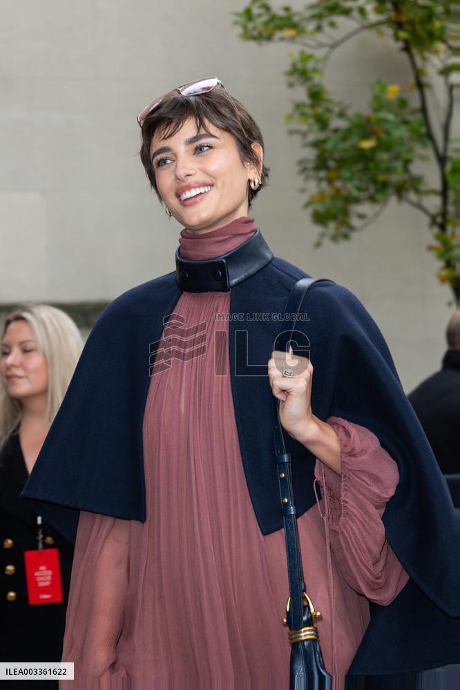 PFW - Chloe Show Arrivals