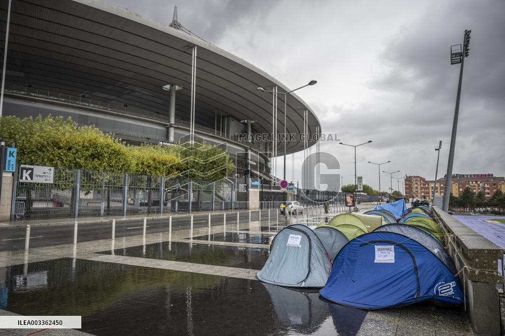 Fans Camp Out 4 Days Before Mylene Farmer Concert - Paris