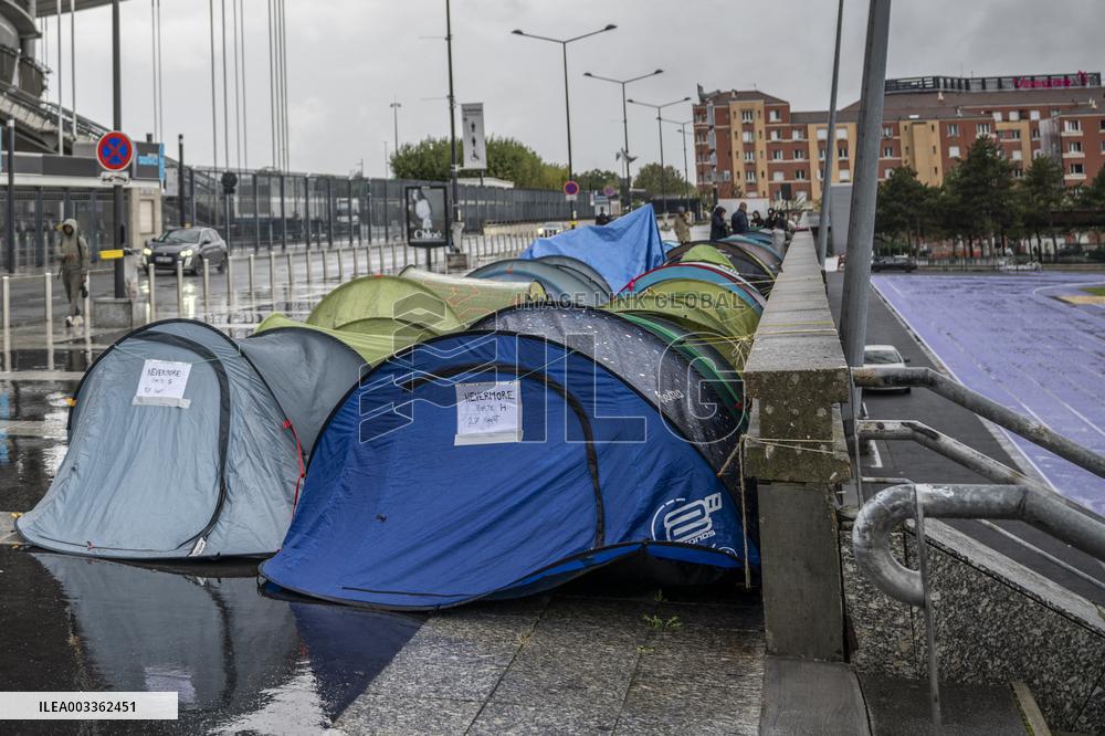Fans Camp Out 4 Days Before Mylene Farmer Concert - Paris