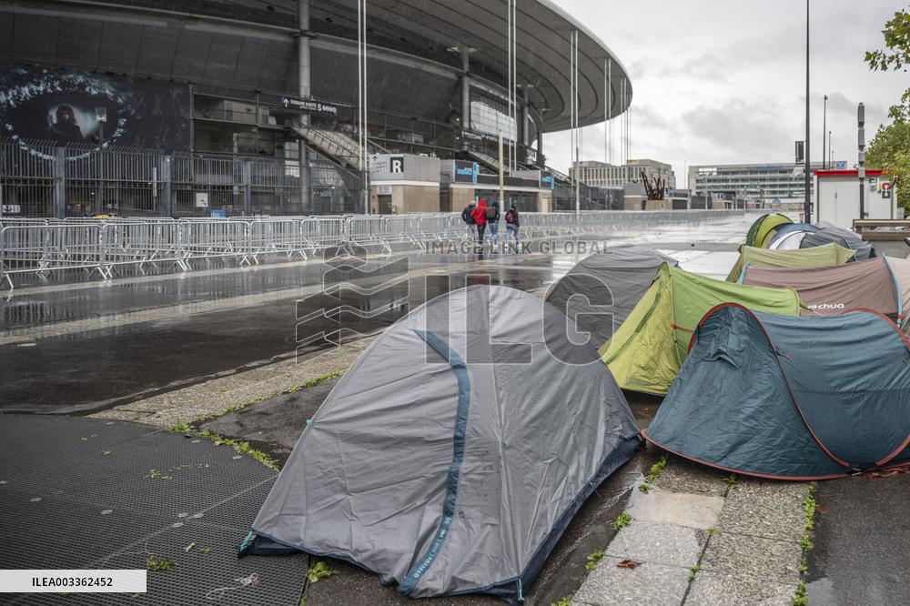 Fans Camp Out 4 Days Before Mylene Farmer Concert - Paris