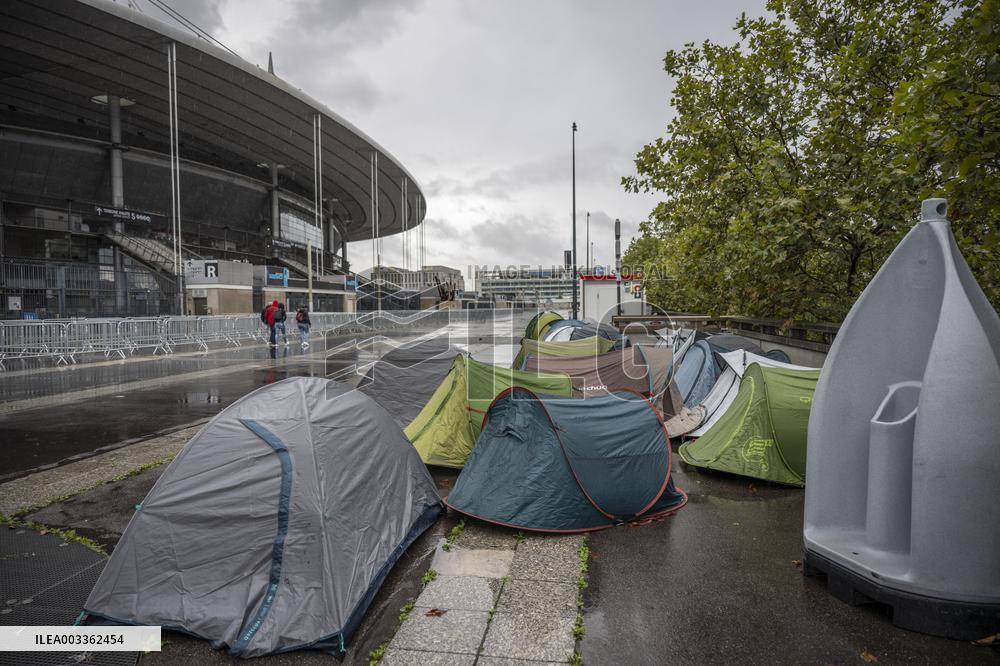 Fans Camp Out 4 Days Before Mylene Farmer Concert - Paris