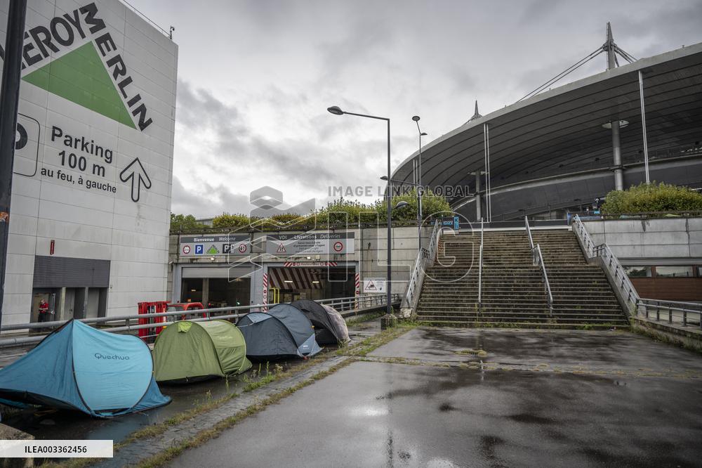 Fans Camp Out 4 Days Before Mylene Farmer Concert - Paris