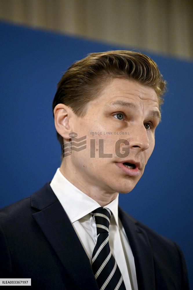 Naton maavoimien johtoportaan perustaminen Suomeen.