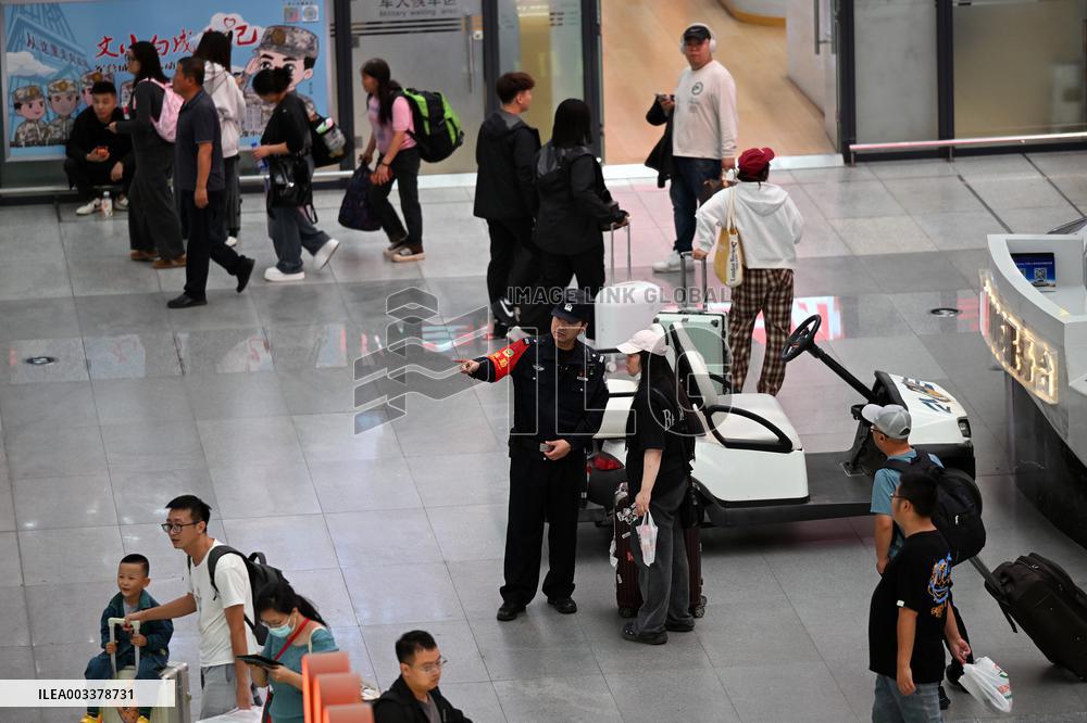 Police officers Serve Tourists During the National Day Holiday in Shenyang