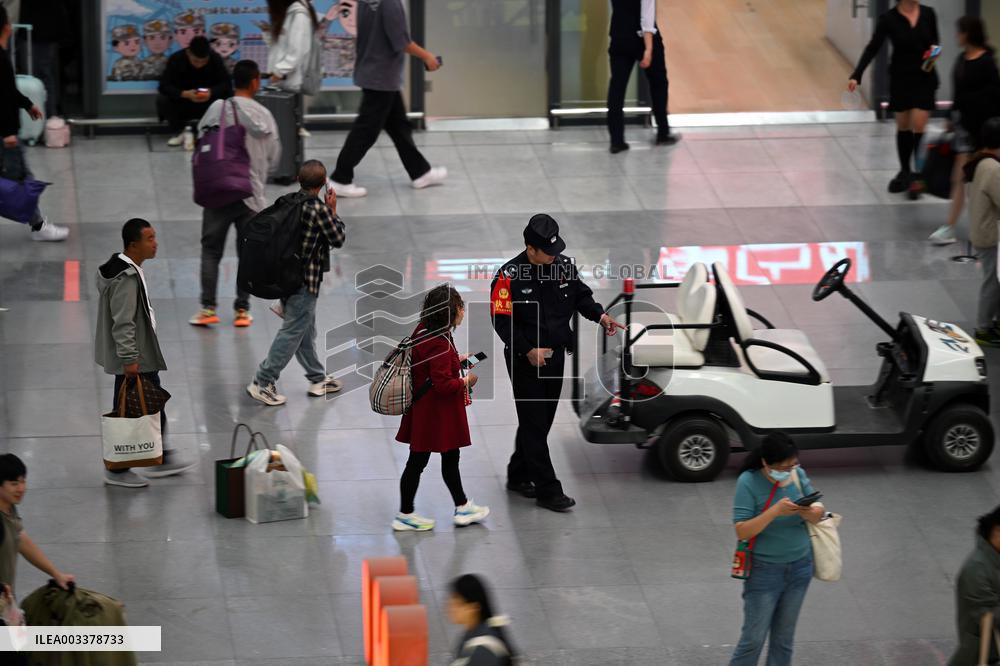 Police officers Serve Tourists During the National Day Holiday in Shenyang