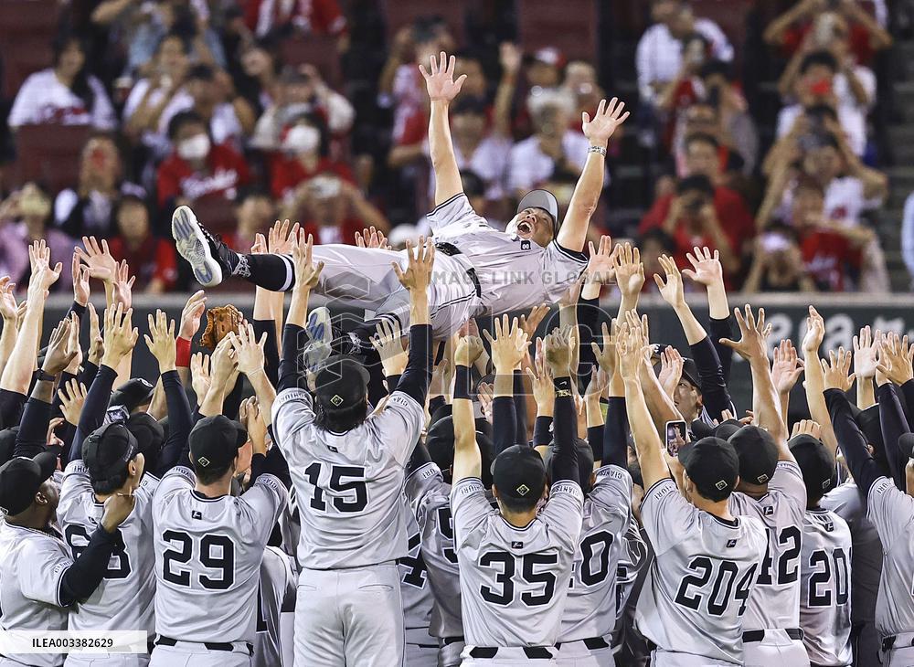 Baseball: Giants clinch Central League title