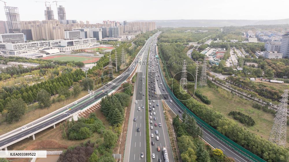 Congestion on The Xi 'an Section of the Baotou - Maoming Expressway in Xi 'an