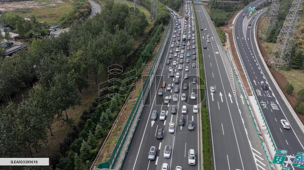 Congestion on The Xi 'an Section of the Baotou - Maoming Expressway in Xi 'an