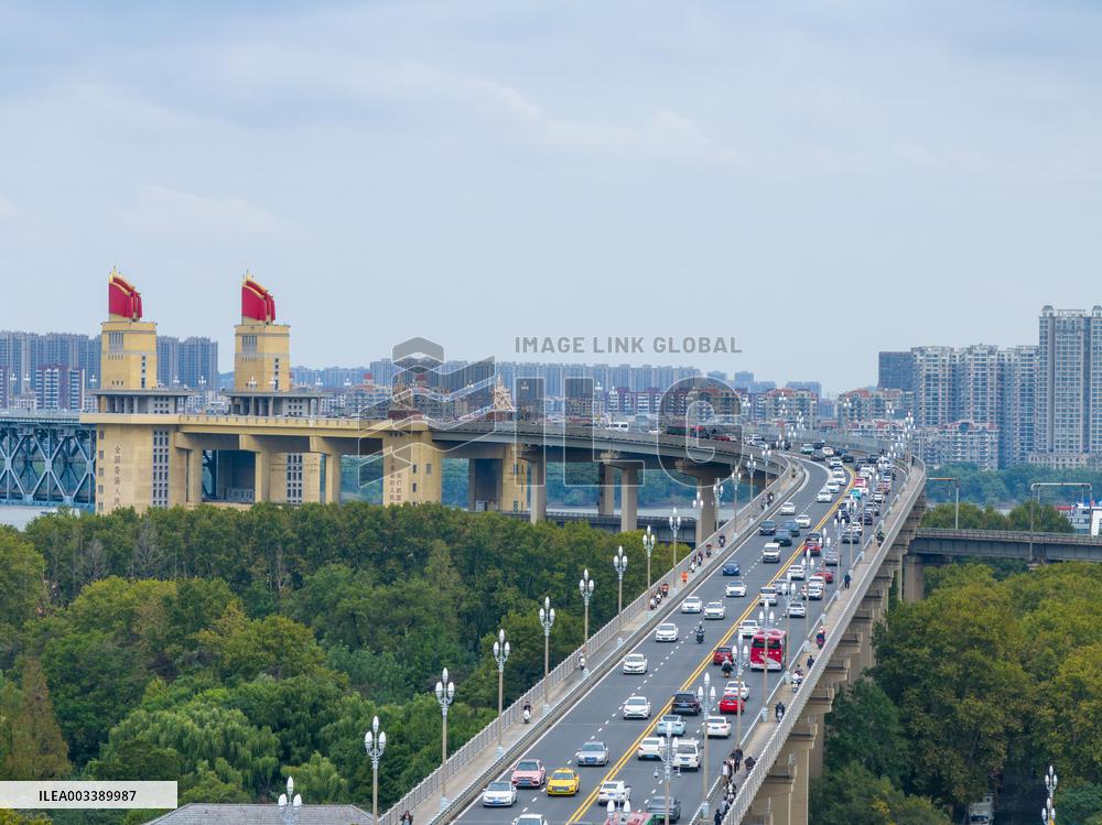 Vehicles Travel on The Nanjing Yangtze River Bridge