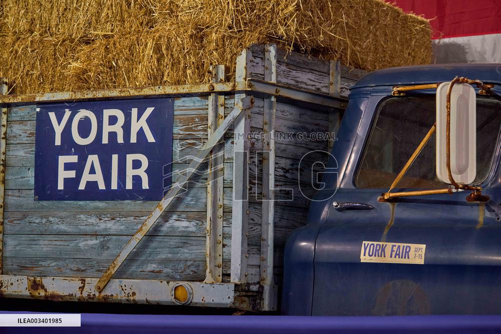 Walz Campaigns In York - Pennsylvania