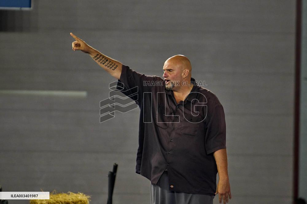 Walz Campaigns In York - Pennsylvania