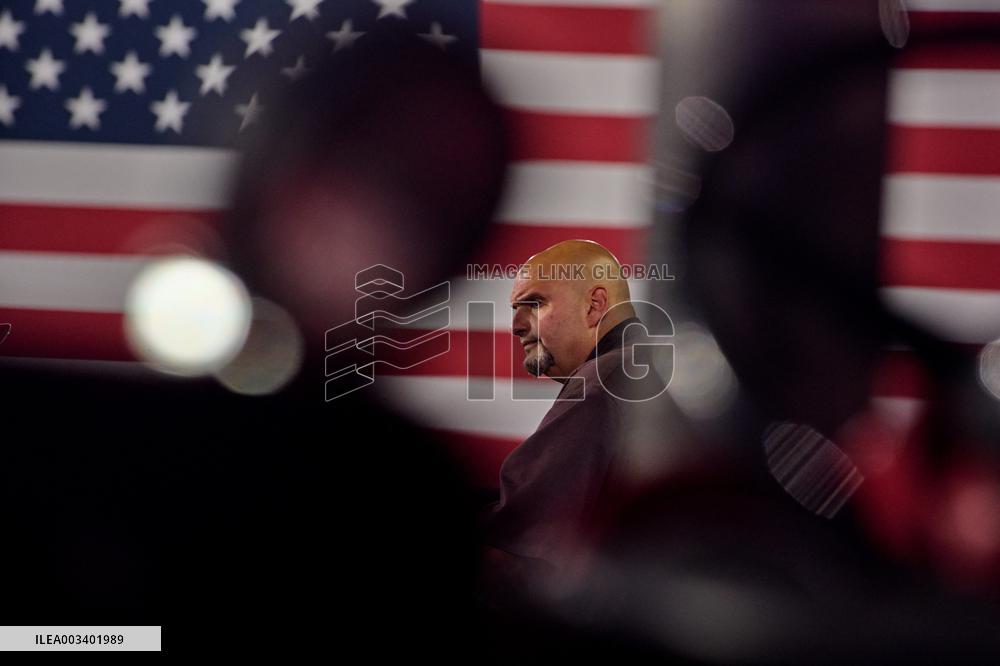 Walz Campaigns In York - Pennsylvania