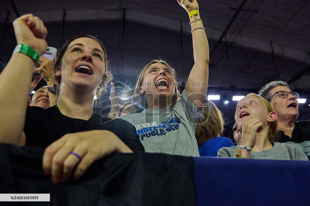 Walz Campaigns In York - Pennsylvania