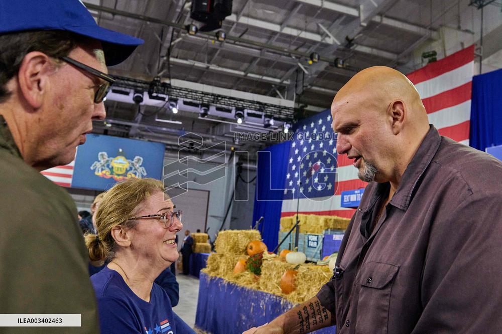 Walz Campaigns In York - Pennsylvania