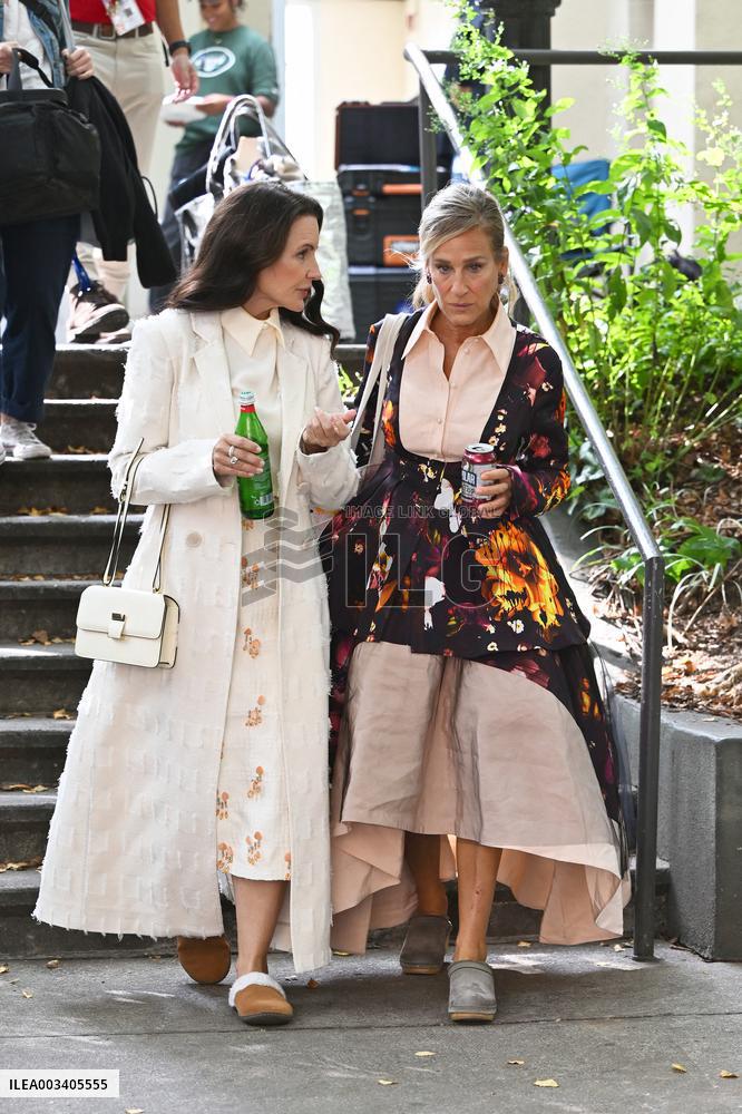 Sarah Jessica Parker And Kristin Davis On Set - NYC