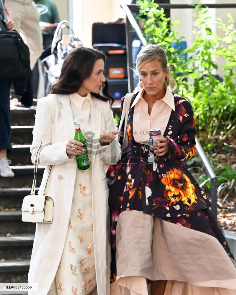 Sarah Jessica Parker And Kristin Davis On Set - NYC