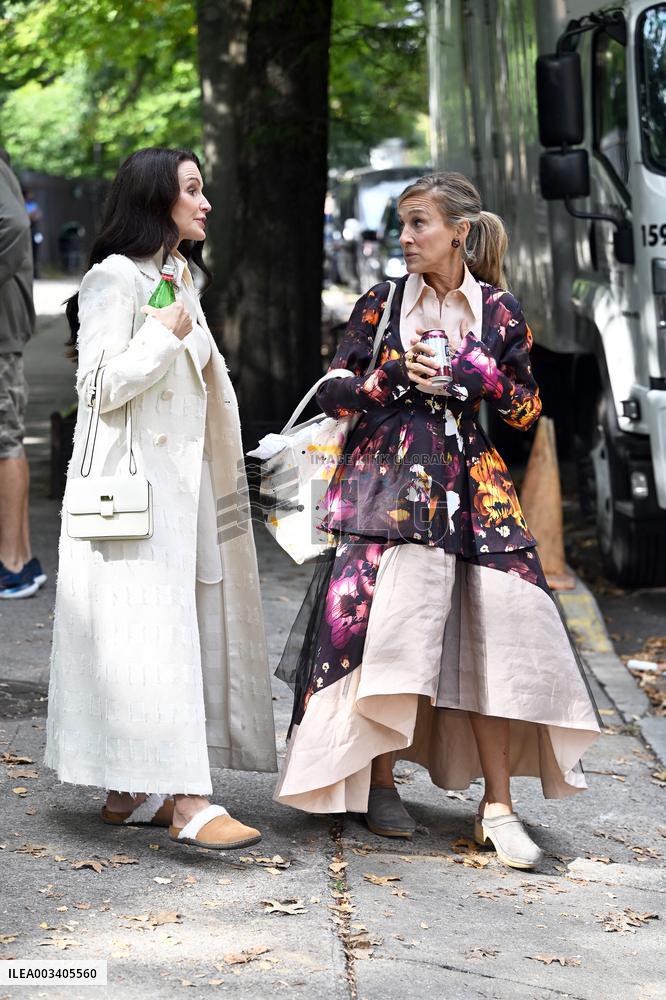 Sarah Jessica Parker And Kristin Davis On Set - NYC