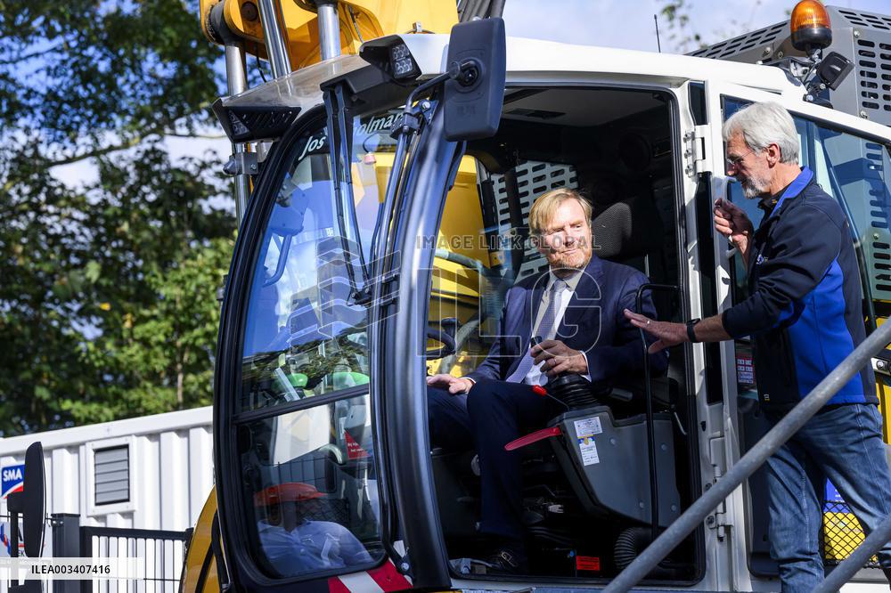 King Opens Production Station For Green Hydrogen Hysolar - Netherlands