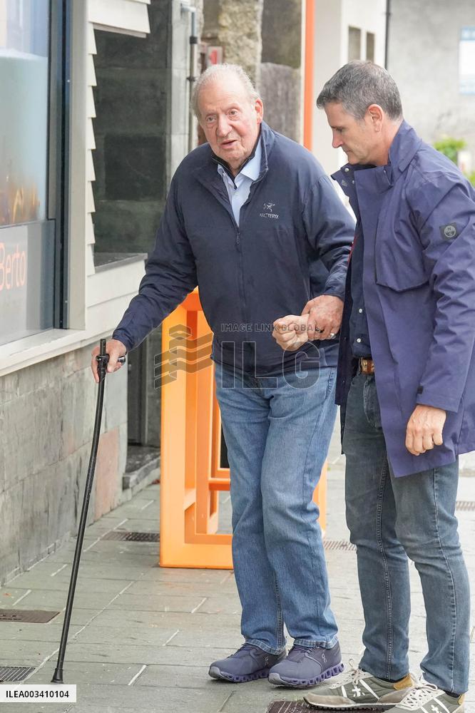 King Juan Carlos out to lunch with Infanta Elena - Galicia