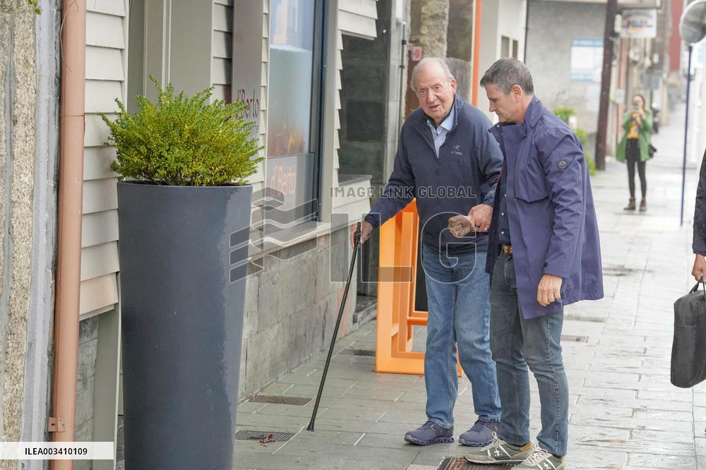 King Juan Carlos out to lunch with Infanta Elena - Galicia