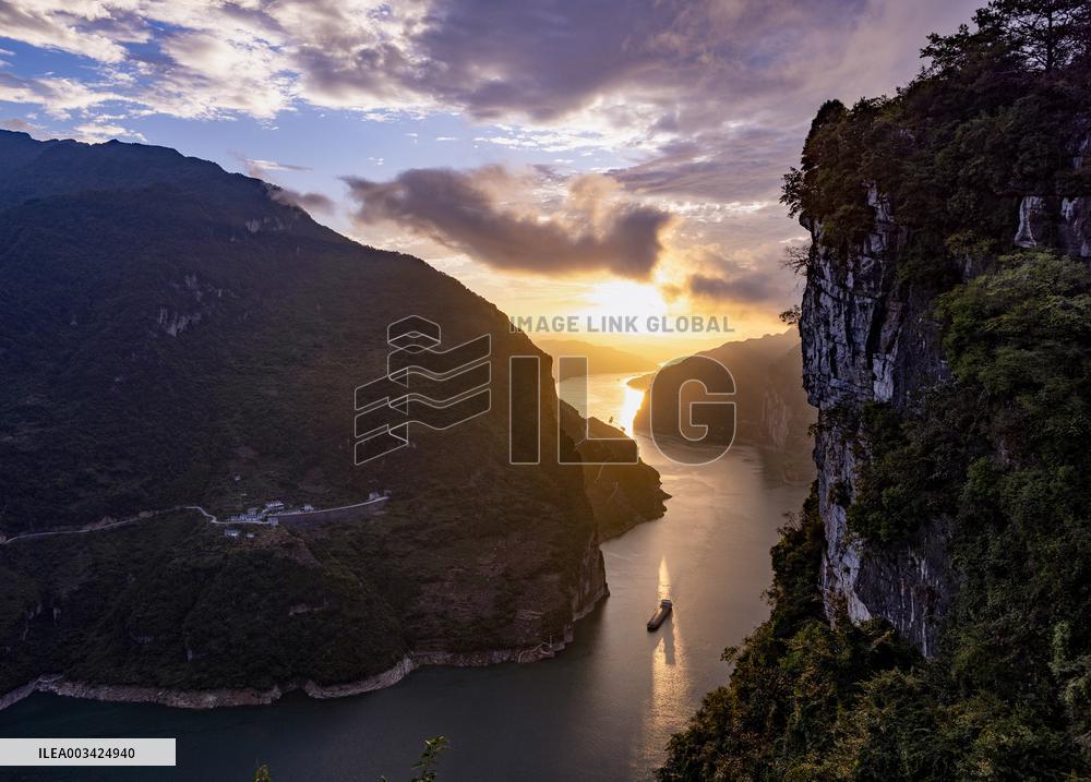 Xiling Gorge Sunrise