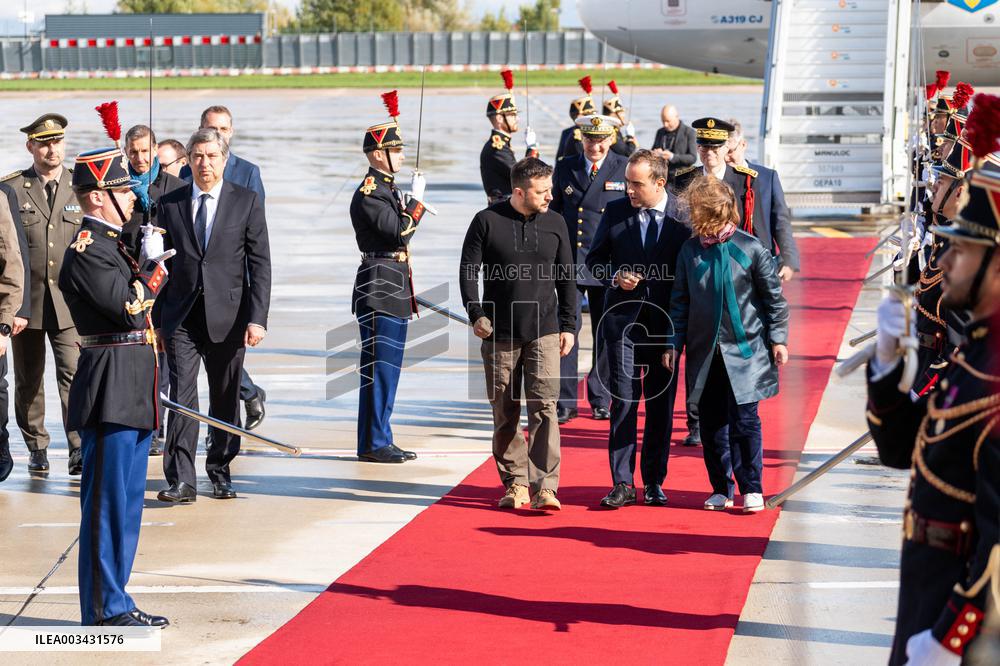 Volodymyr Zelensky welcomeed by Sebastien Lecornu at Orly Airport