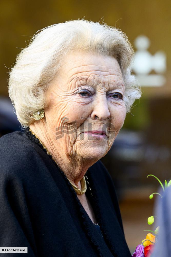Princess Beatrix Attends 'Queens by Andy Warhol' Exhibition - Apeldoorn